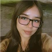 Profesora de matemáticas imparte clases a niños de todas las edades